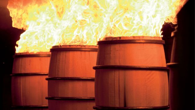 Un secret bien gardé : comment le maïs, le blé, le malt et l'eau peuvent-ils se transformer en ce délicieux breuvage qu'est le Jack Daniel's ? Un secret bien gardé : comment le maïs, le blé, le malt et l'eau peuvent-ils se transformer en ce délicieux breuvage qu'est le Jack Daniel's ?