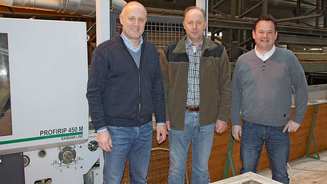 Photo de groupe avec l’objet du test : le directeur Stefan Wyss (au centre) avec Enrico Baier de Raimann (à gauche) et Erik Barmettler de WEINIG HOLZ-HER Suisse Photo de groupe avec l’objet du test : le directeur Stefan Wyss (au centre) avec Enrico Baier de Raimann (à gauche) et Erik Barmettler de WEINIG HOLZ-HER Suisse