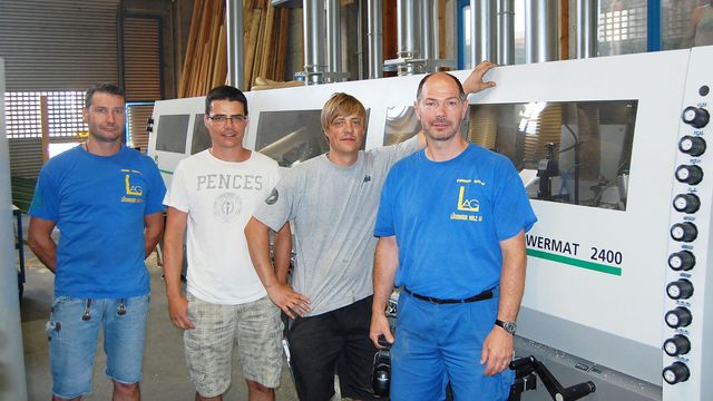Retour chez le leader mondial : les jeunes directeurs Marc et Patrick Lüchinger, encadrés du technicien Arthur Pfiffner (directeur de l'usine de rabotage) et de l'opérateur de la Powermat 2400, Thomas Willi Lüchinger AG